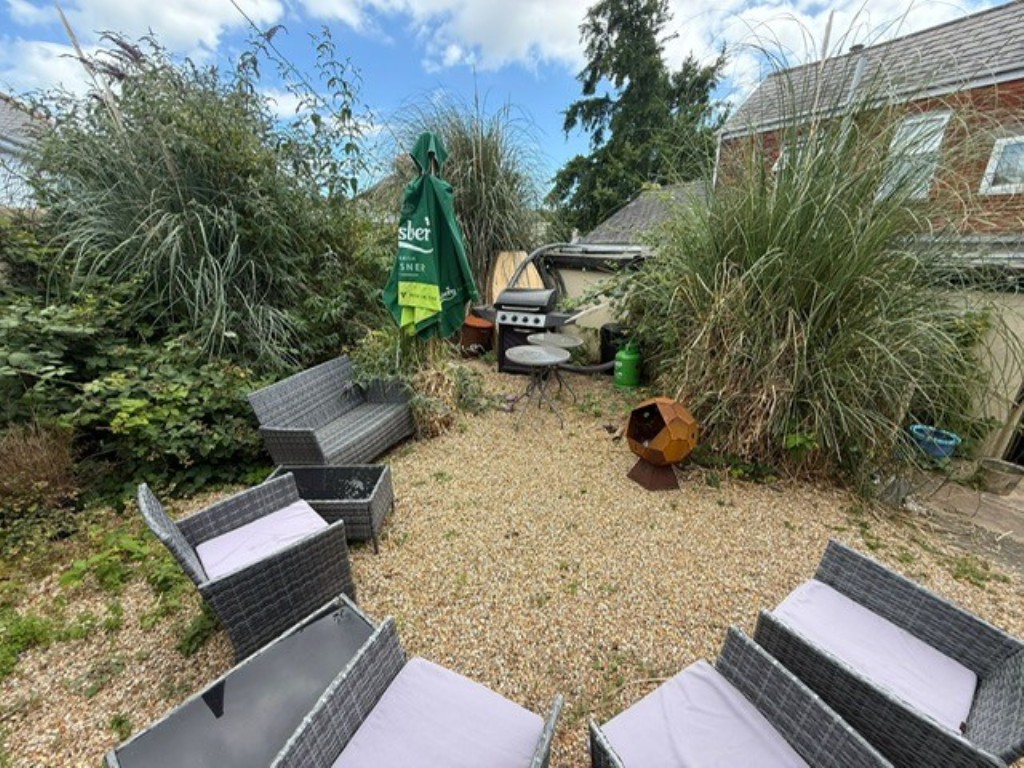 Lot: 111 - FREEHOLD TOWN CENTRE PUBLIC HOUSE WITH TWO-BEDROOM FLAT AND GARDENS - The Garden Used by The Flat